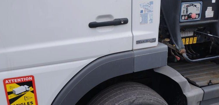 MERCEDES ATEGO PORTE ENGIN AVEC GRUE – PTAC 15 TONNES – 273927 KMS – ANNEE 2012 BLANC CL-382-AE