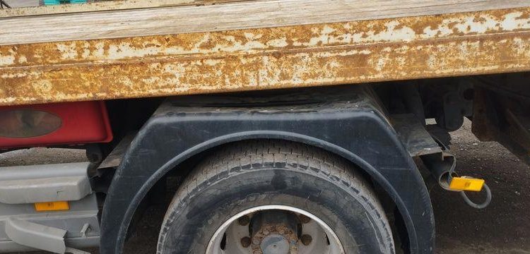 MERCEDES ATEGO PORTE ENGIN AVEC GRUE – PTAC 15 TONNES – 273927 KMS – ANNEE 2012 BLANC CL-382-AE