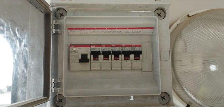 CNSE ABRIS DE CHANTIER REFECTOIRE + VESTIAIRE ET WC – 1 ESSIEU – 1,3 TONNES – AN 2014  DG-265-WC