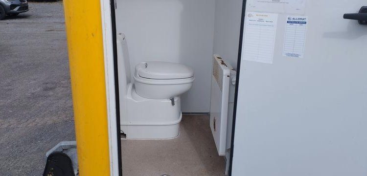 CNSE ABRIS DE CHANTIER REFECTOIRE + VESTIAIRE ET WC – 1 ESSIEU – 1,3 TONNES – AN 2014  DG-265-WC