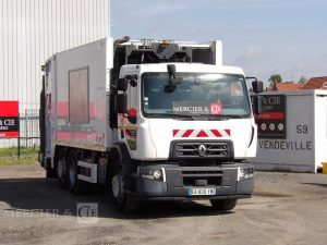 RENAULT CAMION POUBELLE D26 WIDE – DIESEL – 447 HEURES – 194653 KMS – ANNEE 2016 BLANC EA-930-YW