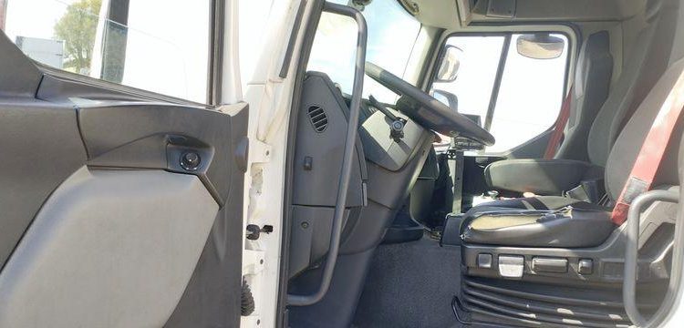 RENAULT CAMION POUBELLE D26 WIDE – DIESEL – 447 HEURES – 194653 KMS – ANNEE 2016 BLANC EA-930-YW
