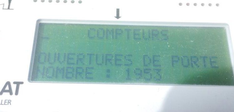 RENAULT CAMION POUBELLE D26 WIDE – DIESEL – 447 HEURES – 194653 KMS – ANNEE 2016 BLANC EA-930-YW