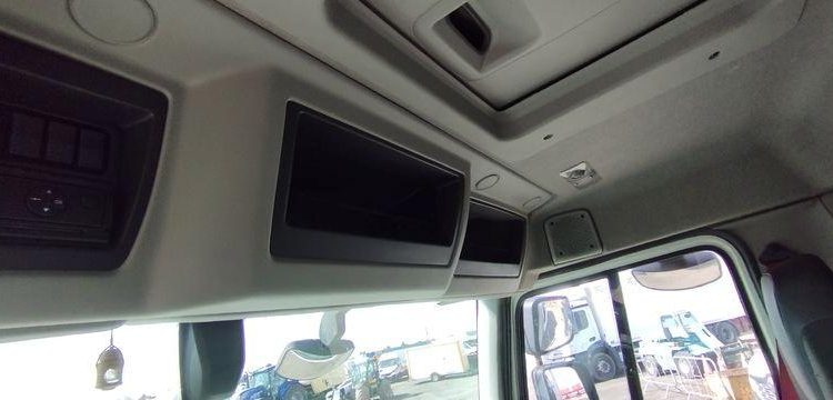 RENAULT CAMION POUBELLE D26 WIDE – DIESEL – 447 HEURES – 194653 KMS – ANNEE 2016 BLANC EA-930-YW