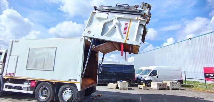 RENAULT CAMION POUBELLE D26 WIDE – DIESEL – 447 HEURES – 194653 KMS – ANNEE 2016 BLANC EA-930-YW