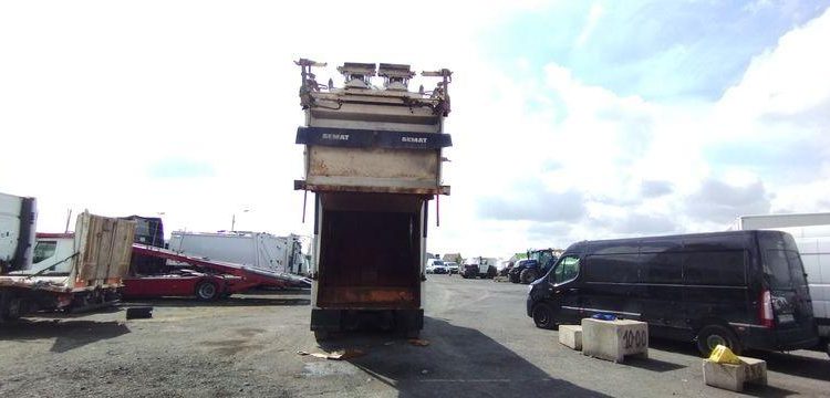 RENAULT CAMION POUBELLE D26 WIDE – DIESEL – 447 HEURES – 194653 KMS – ANNEE 2016 BLANC EA-930-YW