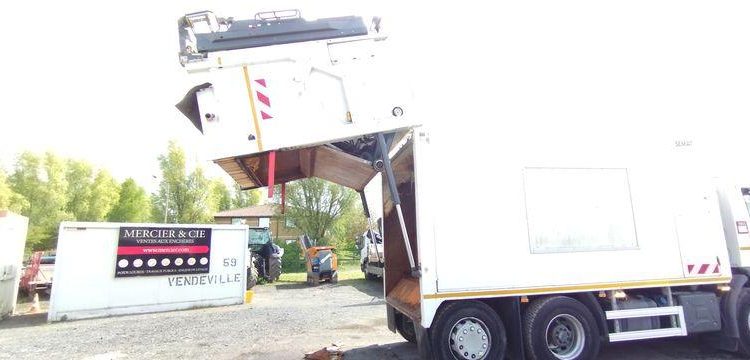 RENAULT CAMION POUBELLE D26 WIDE – DIESEL – 447 HEURES – 194653 KMS – ANNEE 2016 BLANC EA-930-YW