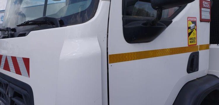 RENAULT CAMION POUBELLE D26 WIDE – DIESEL – 447 HEURES – 194653 KMS – ANNEE 2016 BLANC EA-930-YW