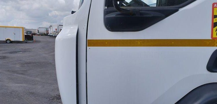RENAULT CAMION POUBELLE D26 WIDE – DIESEL – 447 HEURES – 194653 KMS – ANNEE 2016 BLANC EA-930-YW
