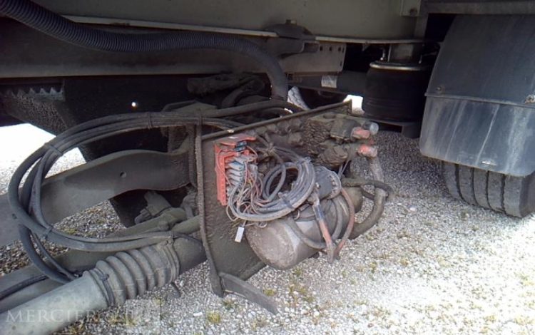 FRUEHAUF SEMI REMORQUE BACHE HAYON 3 ESSIEUX PTAC 38T GRIS EK-353-DL