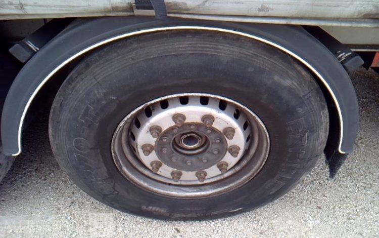 FRUEHAUF SEMI REMORQUE BACHE HAYON 3 ESSIEUX PTAC 38T GRIS EK-353-DL
