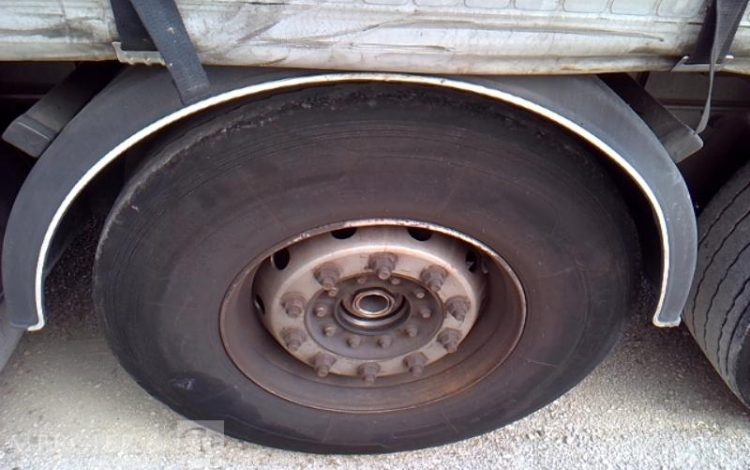 FRUEHAUF SEMI REMORQUE BACHE HAYON 3 ESSIEUX PTAC 38T GRIS EL-536-LL