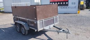 LIDER PLATEAU BASCULANT RIDELLES REHAUSSEES 2 ESSIEUX PTAC 750 KGS – ANNEE 2018  EV-652-ND