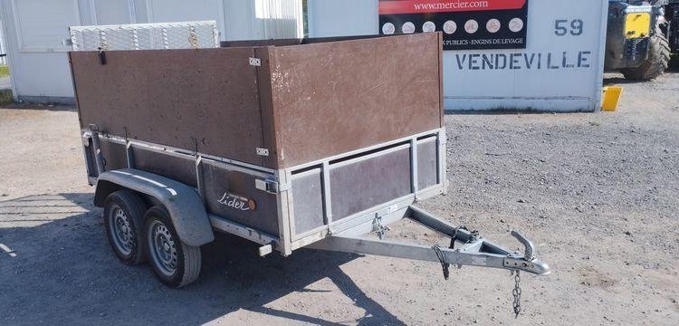 LIDER PLATEAU BASCULANT RIDELLES REHAUSSEES 2 ESSIEUX PTAC 750 KGS – ANNEE 2018  EV-652-ND