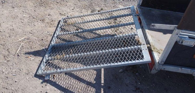LIDER PLATEAU BASCULANT RIDELLES REHAUSSEES 2 ESSIEUX PTAC 750 KGS – ANNEE 2018  EV-652-ND