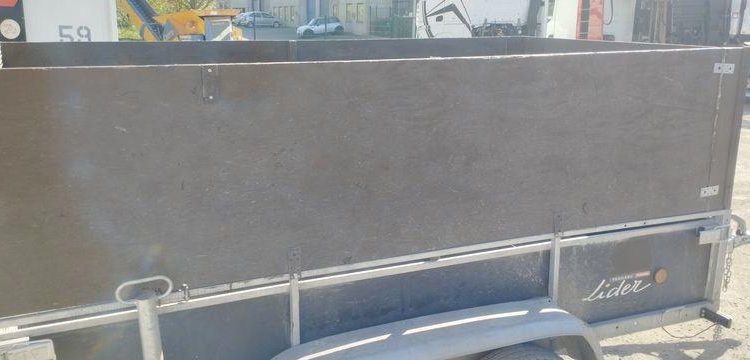 LIDER PLATEAU BASCULANT RIDELLES REHAUSSEES 2 ESSIEUX PTAC 750 KGS – ANNEE 2018  EV-652-ND