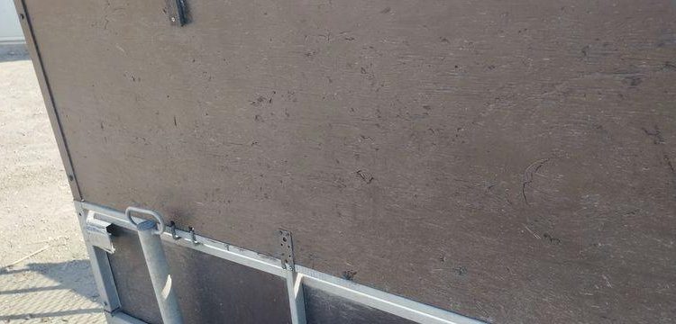 LIDER PLATEAU BASCULANT RIDELLES REHAUSSEES 2 ESSIEUX PTAC 750 KGS – ANNEE 2018  EV-652-ND