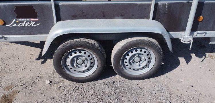 LIDER PLATEAU BASCULANT RIDELLES REHAUSSEES 2 ESSIEUX PTAC 750 KGS – ANNEE 2018  EV-652-ND
