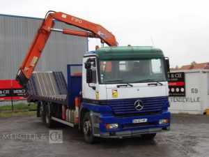 MERCEDES CAMION PLATEAU AVEC GRUE AUXILIAIRE FASSI F190,22 – DIESEL – 770662 KMS BLANC/BLEU EW-921-HF