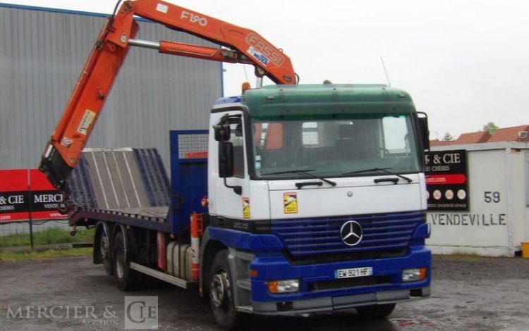 MERCEDES CAMION PLATEAU AVEC GRUE AUXILIAIRE FASSI F190,22 – DIESEL – 770662 KMS BLANC/BLEU EW-921-HF