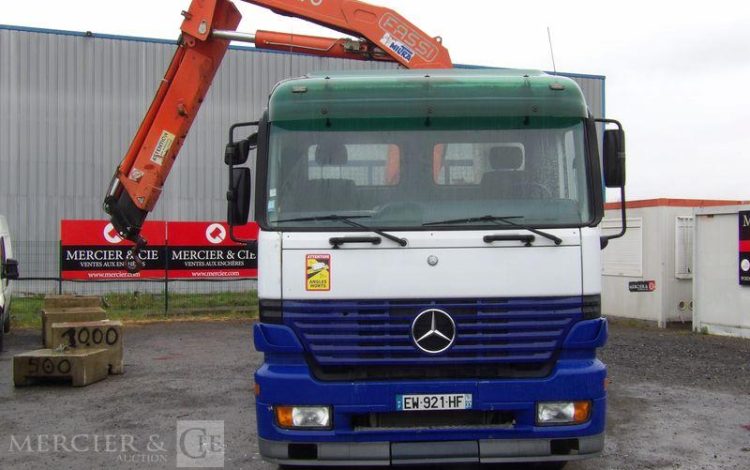 MERCEDES CAMION PLATEAU AVEC GRUE AUXILIAIRE FASSI F190,22 – DIESEL – 770662 KMS BLANC/BLEU EW-921-HF