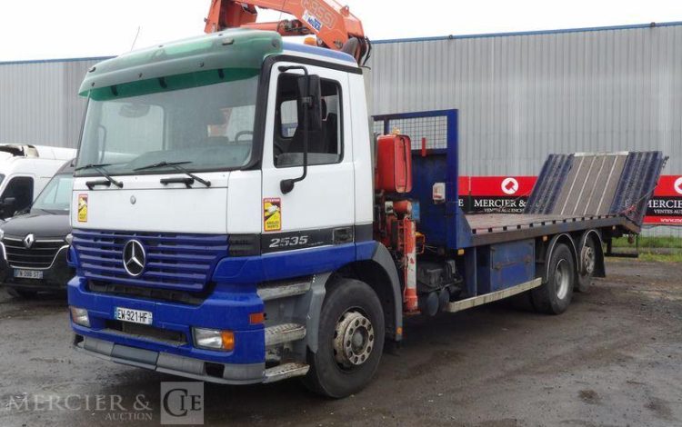 MERCEDES CAMION PLATEAU AVEC GRUE AUXILIAIRE FASSI F190,22 – DIESEL – 770662 KMS BLANC/BLEU EW-921-HF