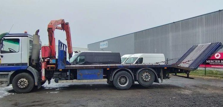 MERCEDES CAMION PLATEAU AVEC GRUE AUXILIAIRE FASSI F190,22 – DIESEL – 770662 KMS BLANC/BLEU EW-921-HF