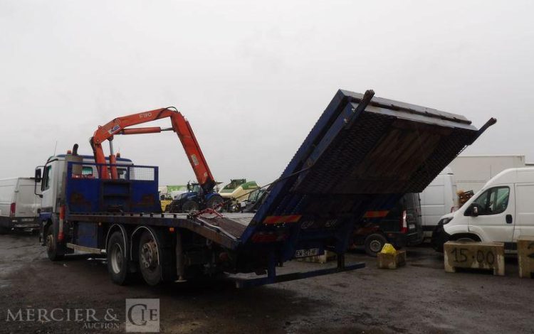 MERCEDES CAMION PLATEAU AVEC GRUE AUXILIAIRE FASSI F190,22 – DIESEL – 770662 KMS BLANC/BLEU EW-921-HF
