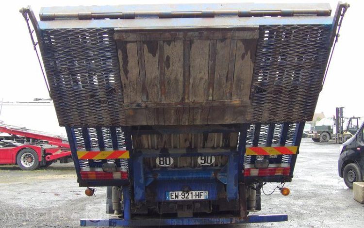 MERCEDES CAMION PLATEAU AVEC GRUE AUXILIAIRE FASSI F190,22 – DIESEL – 770662 KMS BLANC/BLEU EW-921-HF