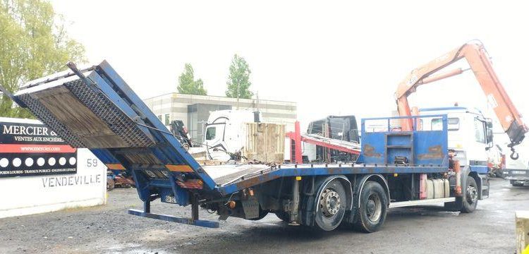 MERCEDES CAMION PLATEAU AVEC GRUE AUXILIAIRE FASSI F190,22 – DIESEL – 770662 KMS BLANC/BLEU EW-921-HF