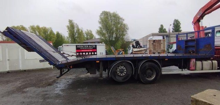 MERCEDES CAMION PLATEAU AVEC GRUE AUXILIAIRE FASSI F190,22 – DIESEL – 770662 KMS BLANC/BLEU EW-921-HF
