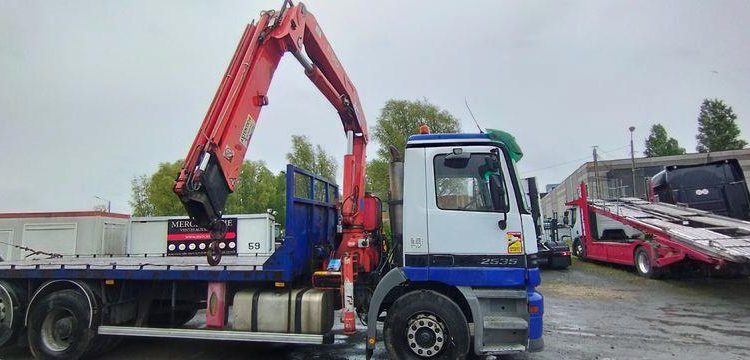 MERCEDES CAMION PLATEAU AVEC GRUE AUXILIAIRE FASSI F190,22 – DIESEL – 770662 KMS BLANC/BLEU EW-921-HF