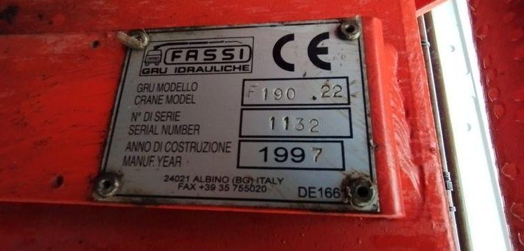 MERCEDES CAMION PLATEAU AVEC GRUE AUXILIAIRE FASSI F190,22 – DIESEL – 770662 KMS BLANC/BLEU EW-921-HF