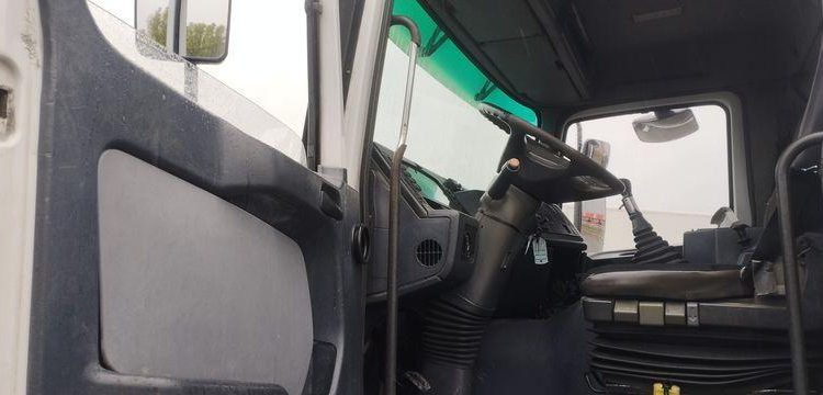 MERCEDES CAMION PLATEAU AVEC GRUE AUXILIAIRE FASSI F190,22 – DIESEL – 770662 KMS BLANC/BLEU EW-921-HF
