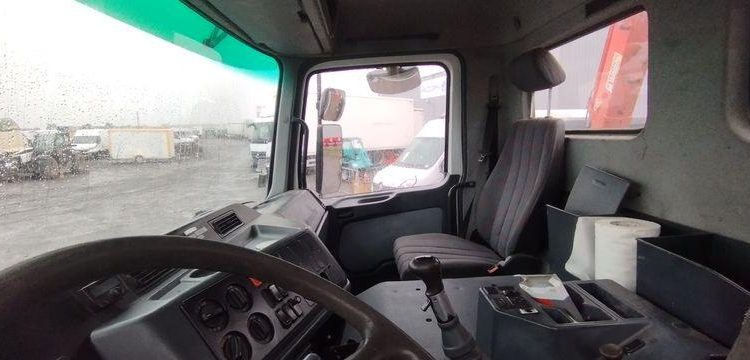 MERCEDES CAMION PLATEAU AVEC GRUE AUXILIAIRE FASSI F190,22 – DIESEL – 770662 KMS BLANC/BLEU EW-921-HF