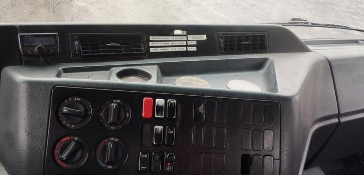 MERCEDES CAMION PLATEAU AVEC GRUE AUXILIAIRE FASSI F190,22 – DIESEL – 770662 KMS BLANC/BLEU EW-921-HF