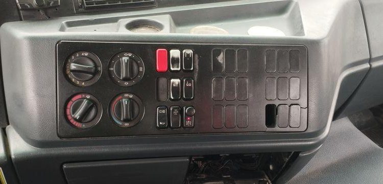 MERCEDES CAMION PLATEAU AVEC GRUE AUXILIAIRE FASSI F190,22 – DIESEL – 770662 KMS BLANC/BLEU EW-921-HF