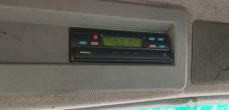 MERCEDES CAMION PLATEAU AVEC GRUE AUXILIAIRE FASSI F190,22 – DIESEL – 770662 KMS BLANC/BLEU EW-921-HF