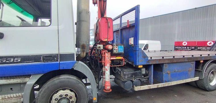 MERCEDES CAMION PLATEAU AVEC GRUE AUXILIAIRE FASSI F190,22 – DIESEL – 770662 KMS BLANC/BLEU EW-921-HF