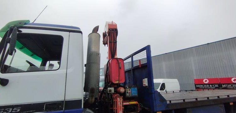 MERCEDES CAMION PLATEAU AVEC GRUE AUXILIAIRE FASSI F190,22 – DIESEL – 770662 KMS BLANC/BLEU EW-921-HF