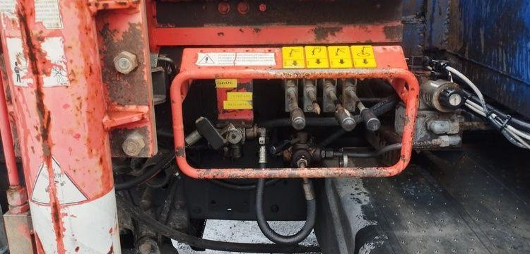 MERCEDES CAMION PLATEAU AVEC GRUE AUXILIAIRE FASSI F190,22 – DIESEL – 770662 KMS BLANC/BLEU EW-921-HF