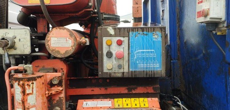 MERCEDES CAMION PLATEAU AVEC GRUE AUXILIAIRE FASSI F190,22 – DIESEL – 770662 KMS BLANC/BLEU EW-921-HF