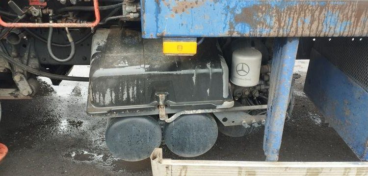 MERCEDES CAMION PLATEAU AVEC GRUE AUXILIAIRE FASSI F190,22 – DIESEL – 770662 KMS BLANC/BLEU EW-921-HF