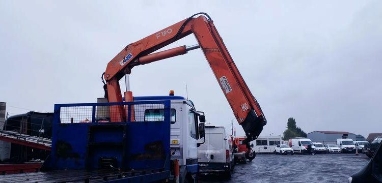 MERCEDES CAMION PLATEAU AVEC GRUE AUXILIAIRE FASSI F190,22 – DIESEL – 770662 KMS BLANC/BLEU EW-921-HF