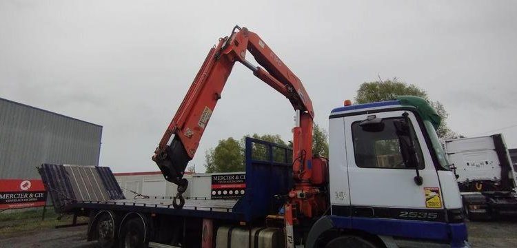 MERCEDES CAMION PLATEAU AVEC GRUE AUXILIAIRE FASSI F190,22 – DIESEL – 770662 KMS BLANC/BLEU EW-921-HF