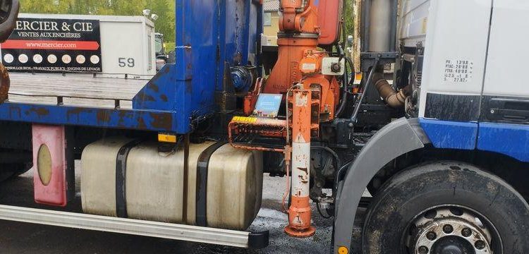 MERCEDES CAMION PLATEAU AVEC GRUE AUXILIAIRE FASSI F190,22 – DIESEL – 770662 KMS BLANC/BLEU EW-921-HF