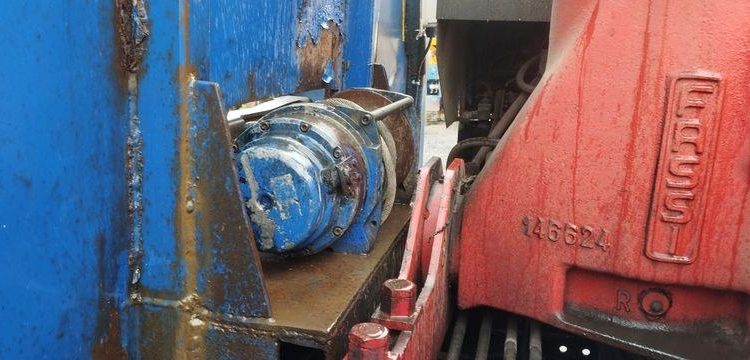 MERCEDES CAMION PLATEAU AVEC GRUE AUXILIAIRE FASSI F190,22 – DIESEL – 770662 KMS BLANC/BLEU EW-921-HF