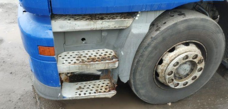 MERCEDES CAMION PLATEAU AVEC GRUE AUXILIAIRE FASSI F190,22 – DIESEL – 770662 KMS BLANC/BLEU EW-921-HF
