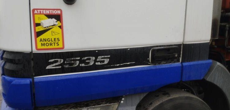 MERCEDES CAMION PLATEAU AVEC GRUE AUXILIAIRE FASSI F190,22 – DIESEL – 770662 KMS BLANC/BLEU EW-921-HF