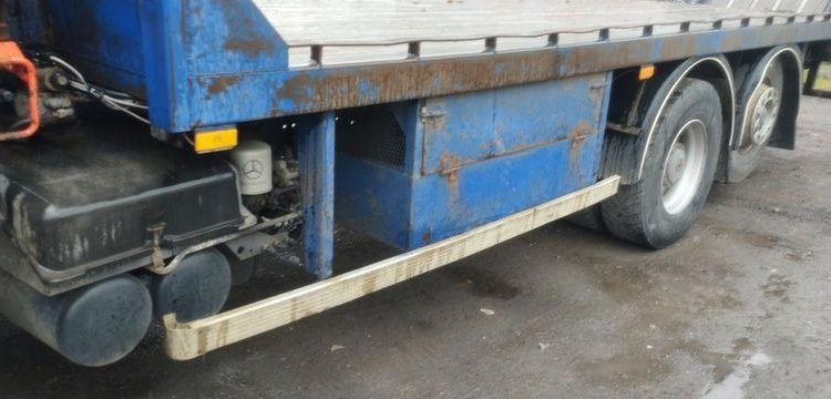MERCEDES CAMION PLATEAU AVEC GRUE AUXILIAIRE FASSI F190,22 – DIESEL – 770662 KMS BLANC/BLEU EW-921-HF
